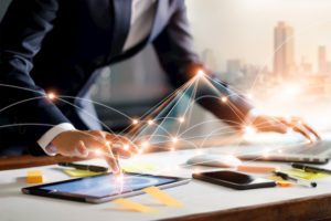 Lee más sobre el artículo Teletrabajo y jornadas laborales extensas, ¿qué dicen los expertos?